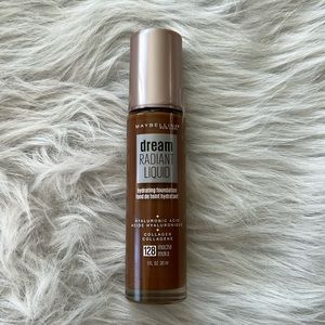 Maybelline dream radiant liquid hydrating foundation Mocha